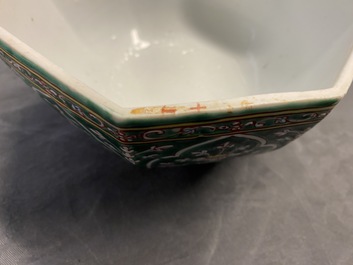 Une paire de bo&icirc;tes couvertes en porcelaine de Chine Bencharong pour le march&eacute; thai, 19&egrave;me